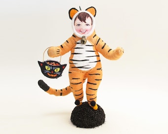 Gesponnen katoenen Tommy Tiger Halloween-figuur - in samenwerking met Mary Engelbreit