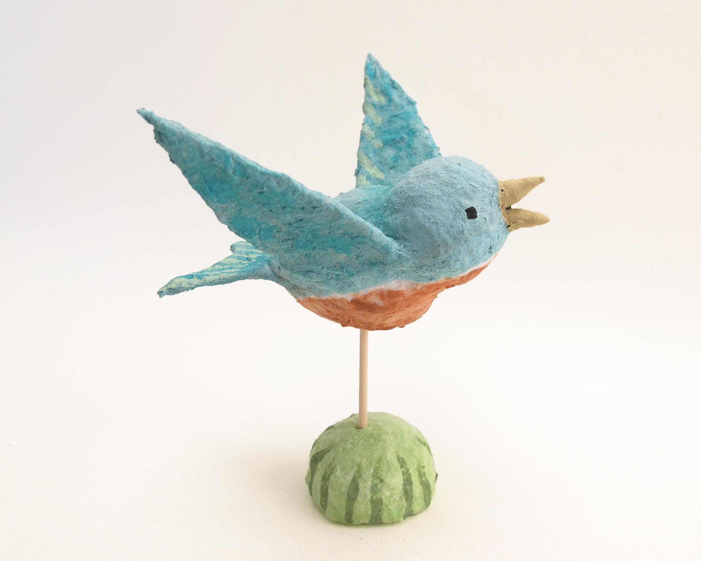 綿糸で編んだ空飛ぶ青い鳥のフィギュア - メアリー・エンゲルブライト
