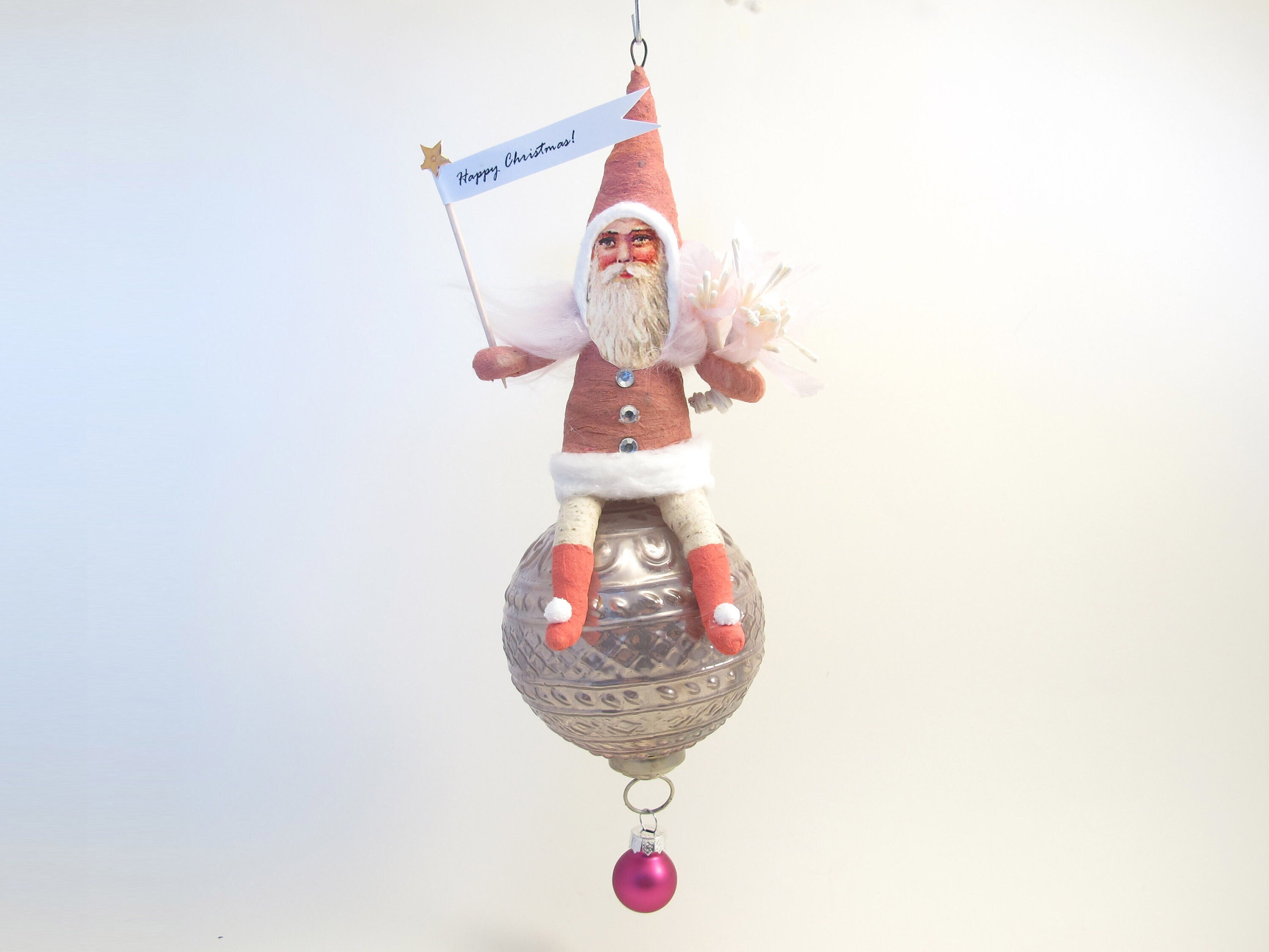 Vintage Inspiré Filé Coton Rose Santa On Ball Ornament