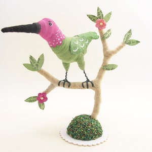 Vintage inspirierte Figur aus gesponnener Baumwolle Kolibri auf Ast