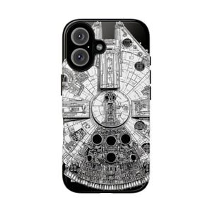 Puede incluir: Funda de teléfono en blanco y negro con una ilustración detallada de la nave espacial Halcón Milenario. La funda tiene un acabado brillante y un borde negro, con las lentes de la cámara visibles en la parte superior.