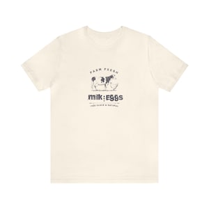 ミルクと卵、農場直送、農家からの贈り物、オールナチュラルミルクと卵のTシャツ ユニセックス ジャージー 半袖Tシャツ