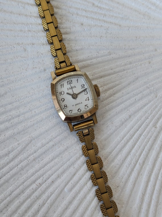 Soviet Vintage ZARIA 17 Jewels Mechanical Women's Watch Made in