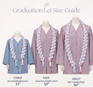 K&ouml;nnte beinhalten: Ein Gr&ouml;&szlig;enf&uuml;hrer f&uuml;r Abschluss-Leis zeigt drei Abschlusskleider mit Leis. Die Kleider sind blau und mauve. Die Leis sind mit rosa und hellblauen B&auml;ndern geflochten. Gr&ouml;&szlig;en: 81 cm, 127 cm und 152 cm.