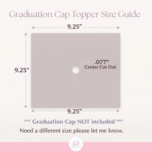 K&ouml;nnte beinhalten: Ein Gr&ouml;&szlig;enleitfaden f&uuml;r einen Abschlusskappen-Topper, der eine quadratische Form mit Abmessungen von 23,5 cm zeigt. Der mittlere Ausschnitt betr&auml;gt 0,2 cm. Der Text lautet "Abschlusskappe NICHT enthalten" und "Ben&ouml;tigen Sie eine andere Gr&ouml;&szlig;e, lassen Sie es mich bitte wissen."