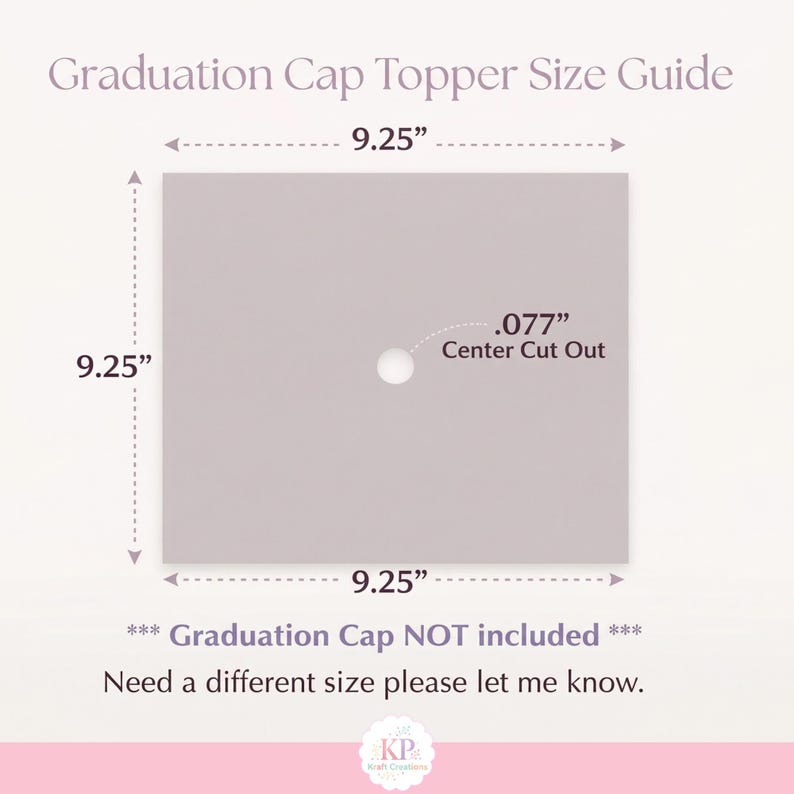 K&ouml;nnte beinhalten: Ein Gr&ouml;&szlig;enleitfaden f&uuml;r einen Abschlusskappen-Topper, der eine quadratische Form mit Abmessungen von 23,5 cm zeigt. Der mittlere Ausschnitt betr&auml;gt 0,2 cm. Der Text lautet "Abschlusskappe NICHT enthalten" und "Ben&ouml;tigen Sie eine andere Gr&ouml;&szlig;e, lassen Sie es mich bitte wissen."
