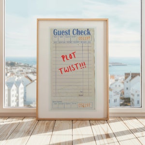 以下が含まれることがあります： 「PLOT TWIST!!!」と赤字で書かれた、ヴィンテージのゲストチェックの額装プリント。チェックの日付は051197です。