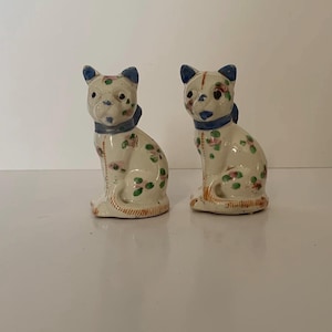 Vintage CATS ceramic salt and pepper shakers white/Blue collar w/flowers (1970s) - unknown mfg - Made in Japan (see pics).