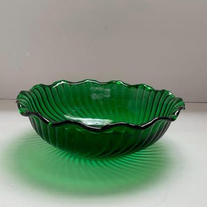 Vintage GREEN BOWL swirl Hazel Atlas style swirl green depression glass, no makers mark, no date (1970s?(see pics).