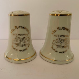 Vintage souvenir salt and pepper shakers (before 1975) - Collectors find!!! Ceramic souvenir shakers from Mt Rushmore National Memorial.