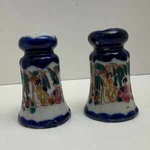 Vintage ceramic salt and pepper shakers Dark Blue with Plumeria flowers and gold detail (1970s) - unknown manufacturer (see pics).