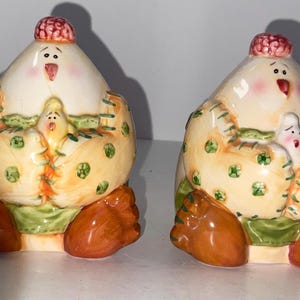Vintage CHICKEN in a Half Shell Salt and pepper shakers, ceramic Mother hen holding a baby chick  mfg.Giftco Inc. China, no date (see pics).