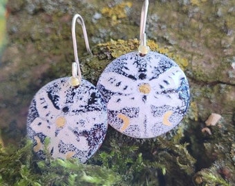 Hemelse Maan Moth Dangle Oorbellen Glasachtig Emaille op Koperen Plaat Zilveren Sluitingen Magische Wiccan Sieraden Pagan Symboliek Handgemaakte Tekening