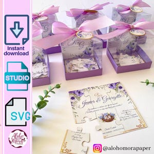 Puede incluir: Cajas de regalo de boda de color morado y blanco con un diseño floral y una invitación en forma de rompecabezas. La invitación dice "Favier & Georgette" e incluye la fecha y la hora de la boda. Las cajas están atadas con una cinta de color morado claro.