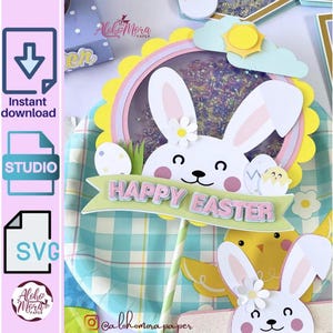 Puede incluir: Una manualidad de papel colorida con un conejito con una flor en la cabeza, un pollito amarillo y una pancarta que dice "FELIZ PASCUA". El conejito está en un círculo con un fondo brillante.