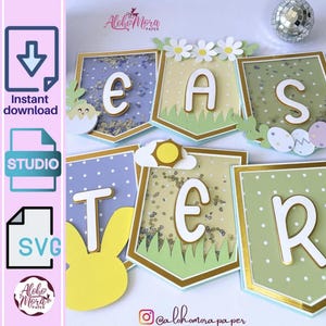 Puede incluir: Una pancarta de Pascua colorida con la palabra "EASTER" en letras blancas sobre un fondo verde, azul y morado. La pancarta está decorada con margaritas, hierba, purpurina y huevos.