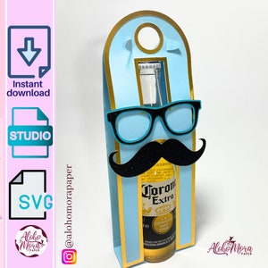 Puede incluir: Una bolsa de regalo de papel azul y dorada con un recorte para una botella. La bolsa tiene un bigote, gafas y el texto "Corona Extra" en ella.