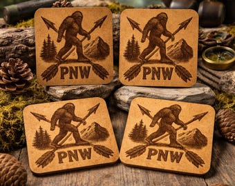 Ensemble de sous-verres Bigfoot en liège de PNW : décoration de chalet de montagne rustique Sasquatch
