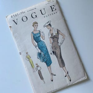 Vogue 8561 シースドレス パターン シュラッグまたはカーディガン付き - ダーツとプリーツのディテール付き ノースリーブ ウィグル ドレス サイズ 16