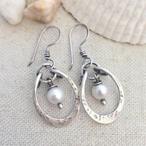 Aros oblongos de plata esterlina con perla iluminada por la luna: regalo bohemio hecho a mano con perla blanca de agua dulce