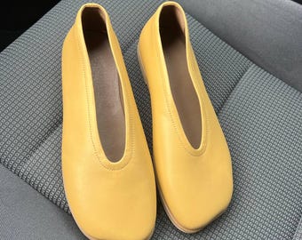 Handgefertigte gelbe Lederballerinas: Anatomische Zehenstütze für Frauen