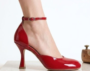 Zapatos Mary Jane de charol rojo / Sandalias cerradas para mujer / Zapatos planos de punta redonda / Zapatos de inspiración vintage / Calzado elegante hecho a mano