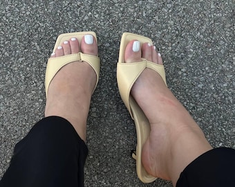 Mules de piel beige hechos a mano: elegantes zapatos de verano para mujer