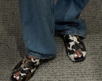 Mules da donna in pelle con stampa mucca / Sandali infradito in pelle con pelo / Mules basse fatte a mano / Scarpe slip-on con stampa animalier / Ballerine in pelle a punta chiusa