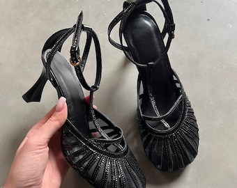 Zapatos de tacón alto de cuero negro: tacones elegantes para mujer