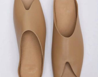 Handgefertigte Karamell Leder Clogs: Stilvolle Damen Komfort Schuhe