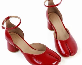Décolleté Tabi in pelle rossa, scarpe con tacco a blocco e punta divisa, realizzate a mano