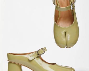 Green Patent Leather Tabi Shoes: Handmade Split Toe Mules