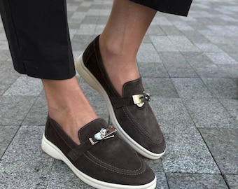Handgefertigte Wildleder Braune Loafers: Klassische Damen Slip-On Schuhe