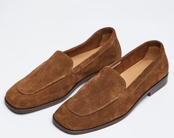 Mocassini in pelle scamosciata marrone fatti a mano: scarpe slip-on da donna