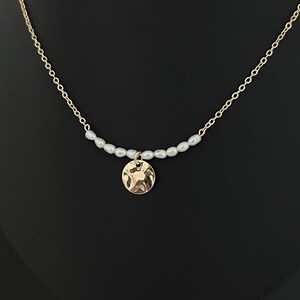 Delicate gold necklace with freshwater pearls and round pendant, golden coin pendant, dainty pearl necklace