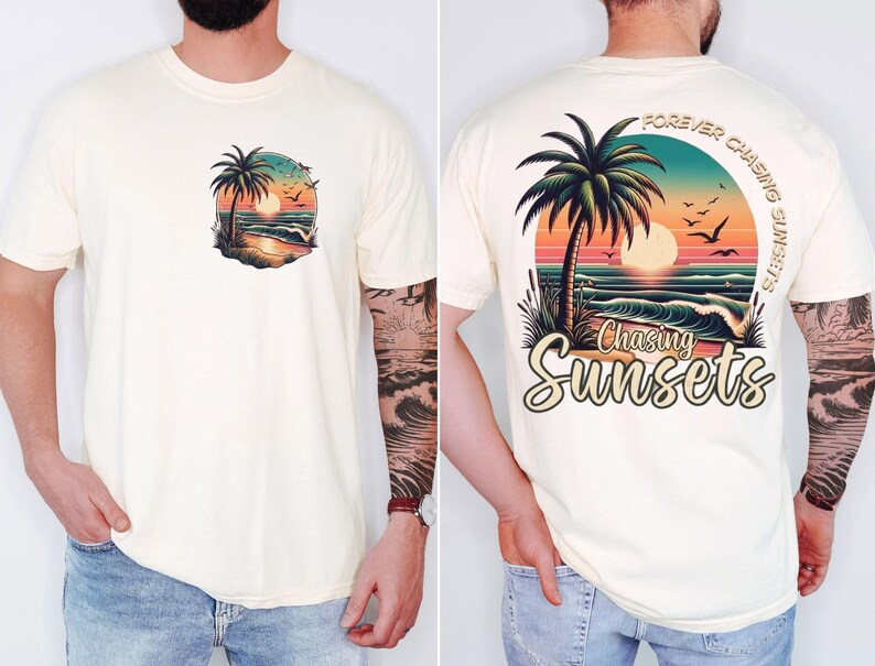 Pu&ograve; includere: T-shirt color crema con una scena di spiaggia al tramonto con una palma, onde e uccelli. La parte posteriore della maglietta mostra il testo "Forever Chasing Sunsets" e "Chasing Sunsets" in un font stilizzato, con la stessa grafica della spiaggia.