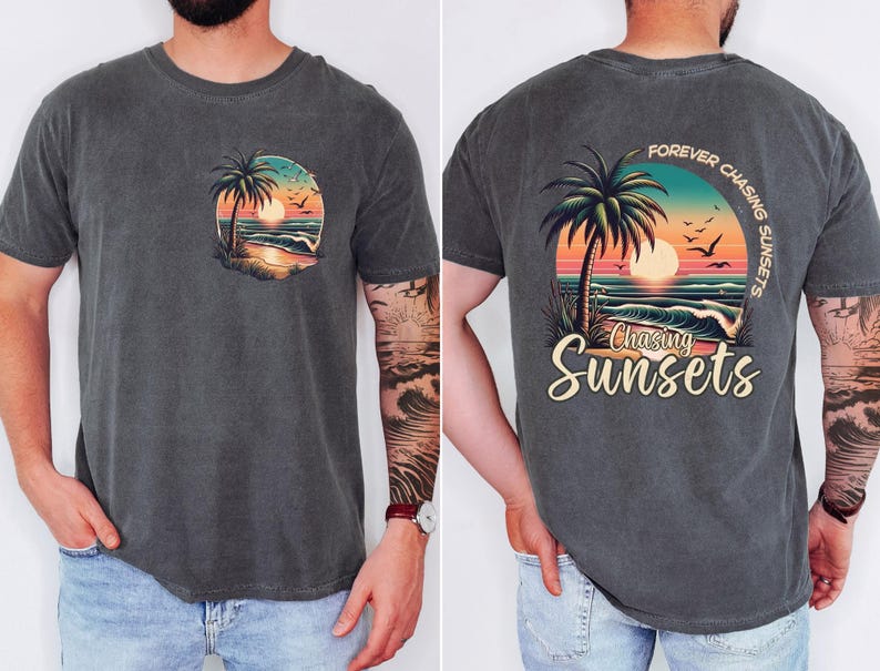 Pu&ograve; includere: T-shirt grigio scuro con grafica anteriore e posteriore. La grafica anteriore &egrave; un disegno circolare con una palma, un tramonto e una scena oceanica. La grafica posteriore dice "Forever Chasing Sunsets" e "Chasing Sunsets" con la stessa scena.