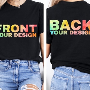 Op de afbeelding: Zwart T-shirt met een regenboogkleurig verloopontwerp. De voorkant van het shirt zegt "FRONT YOUR DESIGN" en de achterkant zegt "BACK YOUR DESIGN".