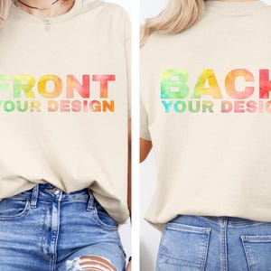 Op de afbeelding: Een beige T-shirt met een regenboog aquarelontwerp met de tekst "FRONT YOUR DESIGN" aan de voorkant en "BACK YOUR DESIGN" aan de achterkant.