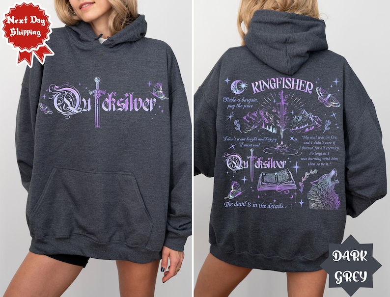 K&ouml;nnte beinhalten: Dunkelgrauer Kapuzenpullover mit dem Wort "Quicksilver" in einer stilisierten Schrift auf der Vorderseite. Die R&uuml;ckseite zeigt das Wort "Kingfisher" und Illustrationen von Schwert, Bergen und Wolf. Der Hoodie hat eine Vordertasche.