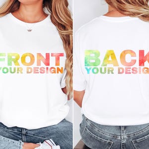 Op de afbeelding: Wit T-shirt met een regenboogkleurig verloopontwerp met de tekst "FRONT YOUR DESIGN" aan de voorkant en "BACK YOUR DESIGN" aan de achterkant.