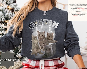 Może przedstawiać: Ciemnoszara bluza z nadrukiem czterech szarych kotów, błyskawic i napisem "CUSTOM". Bluza ma okrągły dekolt i jest wykonana z miękkiego materiału. Tekst "DARK GREY" znajduje się na dole.