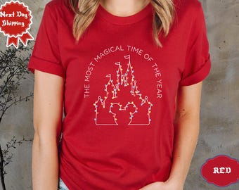 Det är den mest magiska tiden på året. Disney julbelysningströja, Disney slottströja, Musse Pigg jul-t-shirt, julklappströja.