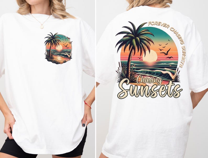 Pu&ograve; includere: T-shirt bianco con un vivace design a tema spiaggia. La parte anteriore presenta una piccola grafica con una palma e un tramonto. Il retro presenta un design pi&ugrave; grande con una palma, onde e il testo "Forever Chasing Sunsets" e "Chasing Sunsets".