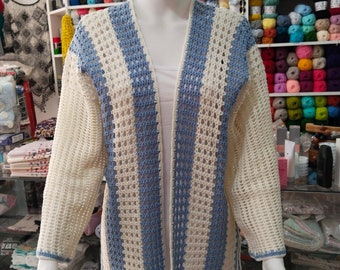 Cardigan fait main, tricoté avec du fil de coton dans des couleurs bleu et blanc, en taille 38-40, taille moyenne.