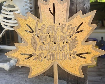 Aufwendig gestaltetes, handbemaltes Ahornblatt-Herbstschild mit aufwendiger Gravur