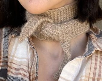 Handstickad minihalsduk i alpacka och ull