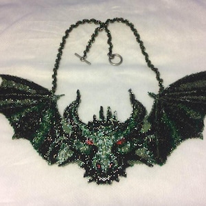 Patrón de puntada de peyote para collar de murciélago dragón