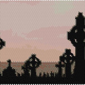 Könnte beinhalten: Silhouetten von mehreren keltischen Kreuzen vor einem rosa und violetten Sonnenuntergang. Die Kreuze sind hoch und schlank, mit komplizierten Designs.