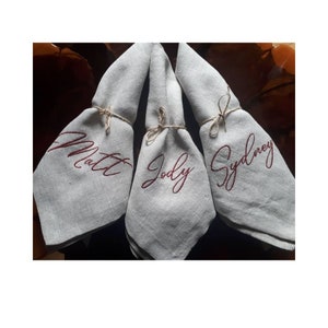 Ensemble de serviettes de table en lin brodées personnalisées, noms personnalisés, serviettes de table en lin, cadeau de mariage, Thanksgiving, marque-places, serviettes de table